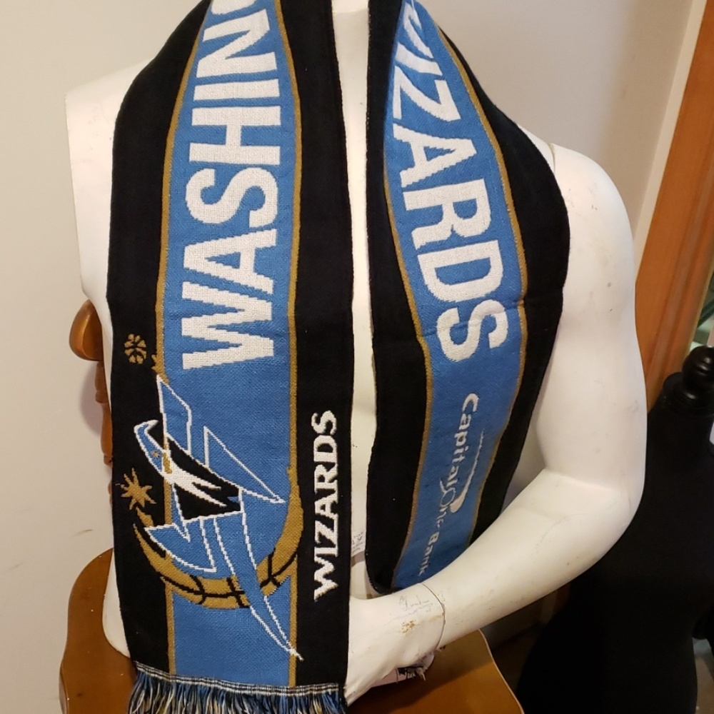 Vintage NBA scarf, nicely done ! EUC